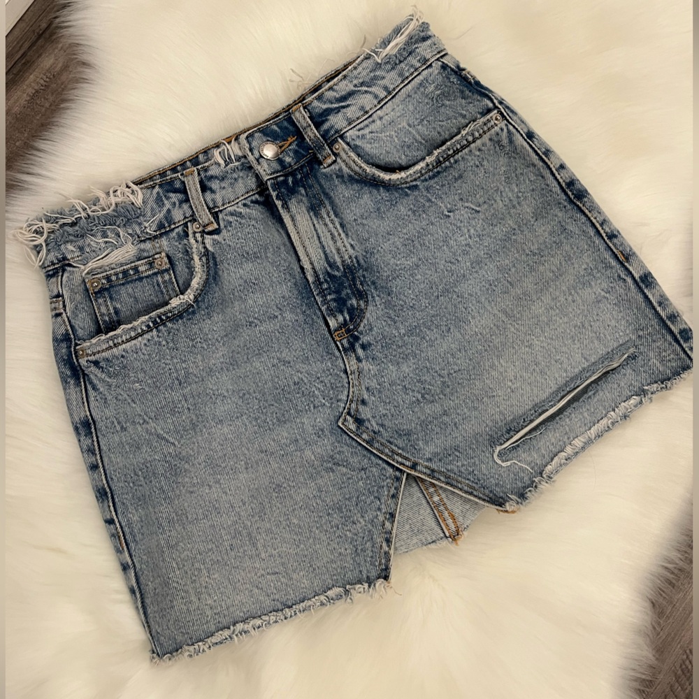 6/$32🛍️ Zara | Distressed Light Wash Denim Mini Skirt, XS